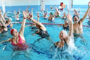 Plaukimas baseine gali padėti sustabdyti sąnarių pažeidimus